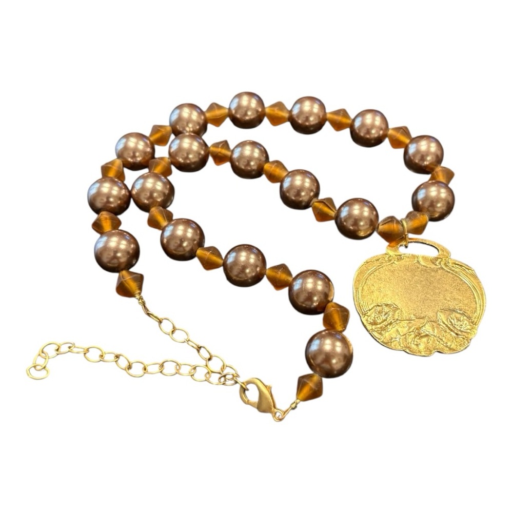 Susan Shaw (marked SS) Pearl & Glass Bead necklace w/ gold medallion. JB8 - Picture 3 of 7